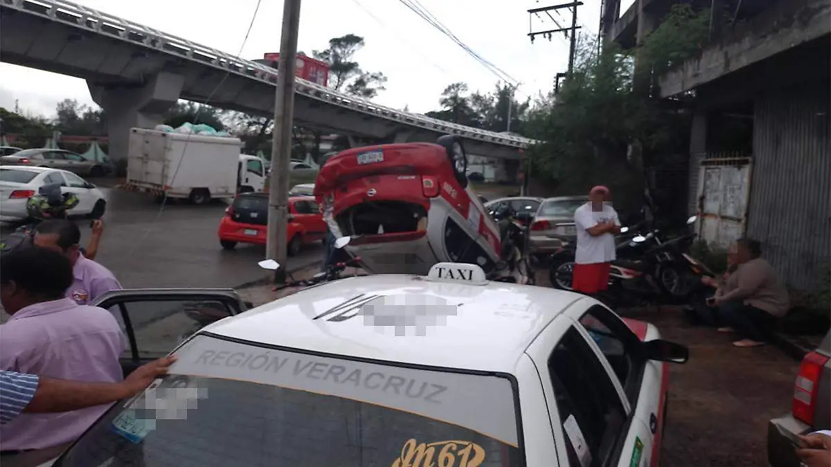 Volcadura de taxi en Veracruz